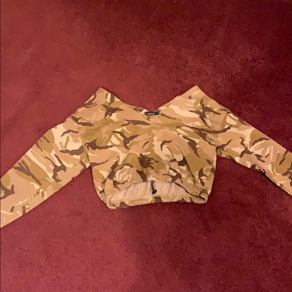 V-Neck Camo Cropped Long Sleeve Shirt